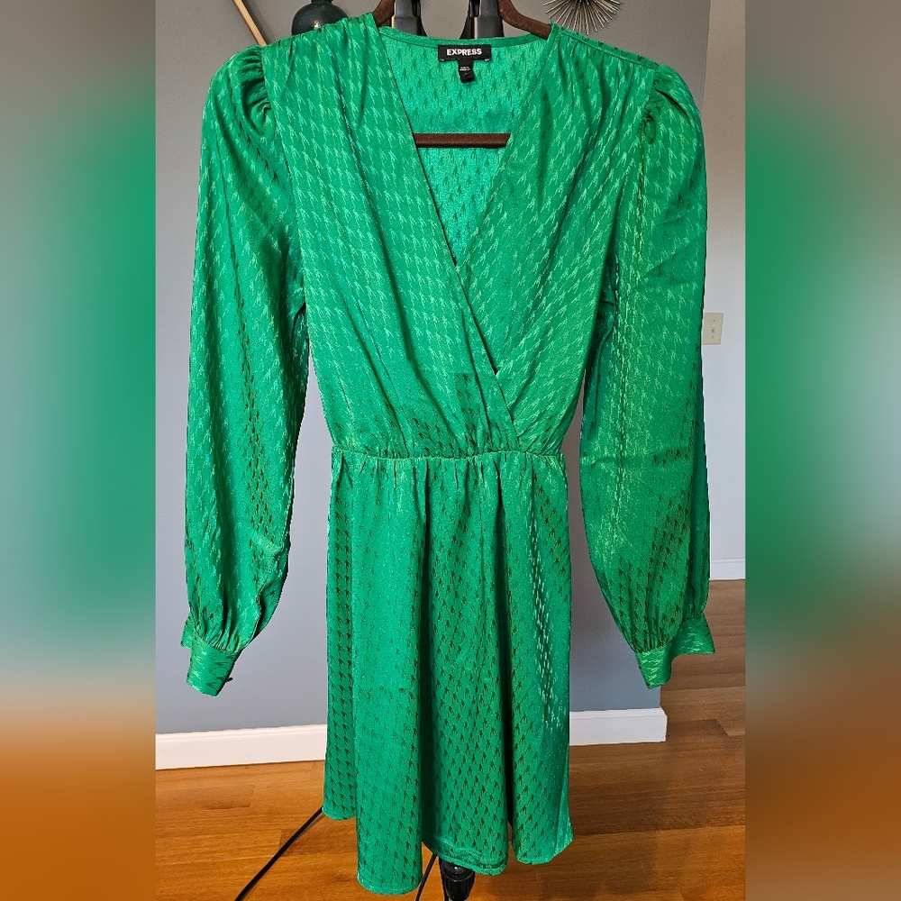 GREEN- EXPRESS- SATIN DRESS- SMALL/MEDIUM NWOT